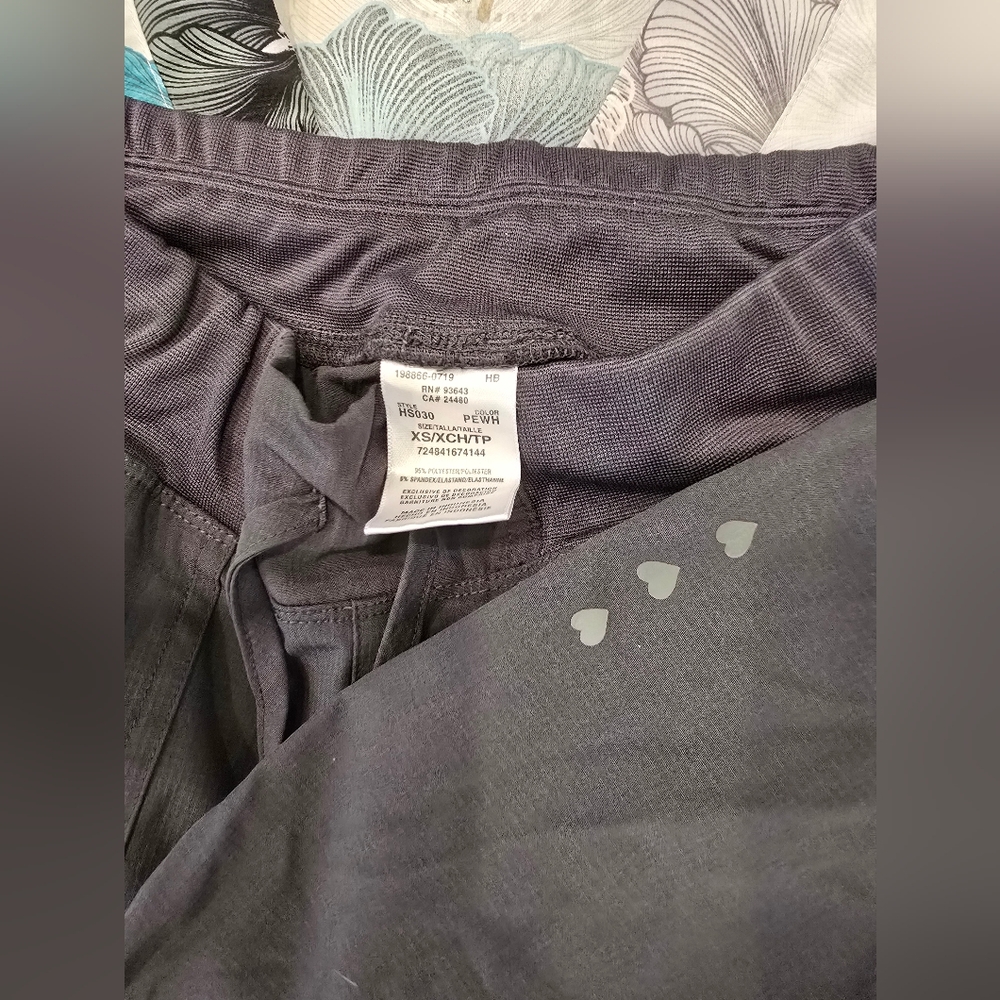 Floral Scrub Top and Gray Pants Set - Picture 4 of 4